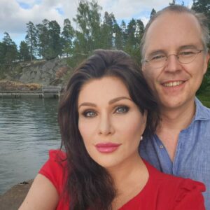 Dominika Peczynski Instagram - Betsö ångbåtsbrygga. Blixtar och dunder och golden hour ändå, i tunna strimmor. Varmt och kallt på samma gång. Vått och torrt.
Vi ska till Linanäs och käka middag med Polaren Per. Han hälsar.