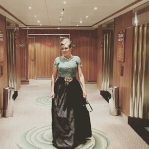 Dominika Peczynski Instagram - Ibland måste man byta om under nyårsafton. Två, tre gånger kanske. För skojs skull. Om man är på ett skepp i alla fall.
@silversea on route to Malaysia.
#mysilversea
Alla kläder kommer från @mmecamillathulin @camillathulindesign