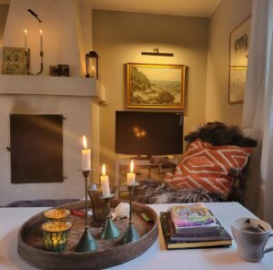Dominika Peczynski Instagram - Här sitter man och sista-dagen-på-höstlovetmyser med ett par söta smågrabbar i elvaårsåldern. 
Jag som lider av kronisk insomnia kan inte minnas att jag sovit så här ljuvligt som jag gjort sen vi kom hit i torsdags. Novembermörker ch fullkomlig tystnad i skärgården kanske är boten.