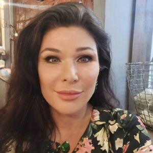 Dominika Peczynski Instagram - Nysprutad och fin. Syster Amanda har varit hemmq hos mig och gjort en vårtouch-up. Lagom är bäst även när det kommer till botox & fillers.

Klänning från Camilla Thulin. Som vanligt och som sig bör.

@amandakliniken 
@camillathulindesign
