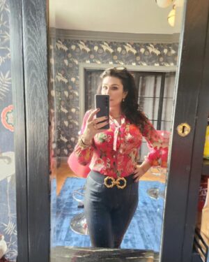 Dominika Peczynski Instagram - Tar det aldrig slut? 

Nej, kombinationerna är oändliga. Varje dag bjuder på en ny Thulin & Svedbom-kombo.

Har jag blivit galen? 

Nä, inte det heller. Något måste man ju ha på sig, vareviga dag. Så varför inte sånt man tycker är snyggt och känner sig piffig i.

Är det här ett betalt samarbete då?

Nope, bara två varumärken jag verkligen gillar. Var och ett för sig och synnerligen tillsammans. Båda dessa designers är mycket för färg och har mycket bra öga för hur man sätter färgerna samman. Det tycker jag är trevligt. Gör dagen bättre, helt enkelt.

Puss & kram, D

@carolinesvedbom 
@camillathulindesign