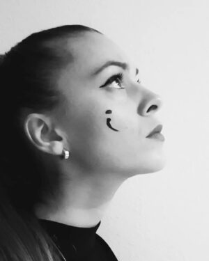 Dominika Richterová Instagram - #BODKOCIARKA 
BODKA symbolizuje koniec
ČIARKA znamená pokračovanie

Pre ľudí, ktorí sa pokúsili o samovraždu, je znakom nádeje a odhodlania pokračovať v živote ďalej. 

10.9. si pripomíname Svetový deň prevencie samovrážd. Z údajov @ipcko a iných oficiálnych údajov vychádza, že počet myšlienok a pokusov o samovraždu u mladých (15-19 rokov) rastie. 

Aj keď máš pocit, že je koniec a ďalej už nevládzeš, nie si v tom sám. 
Môžeš požiadať o pomoc. @ipcko

 www.ipcko.sk alebo Krízová linka pomoci 0800 500 333.

#BODKOCIARKA  #POMOCEXISTUJE