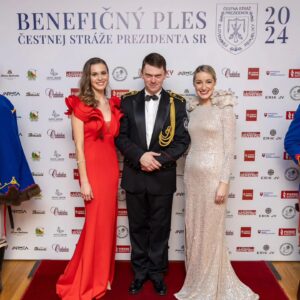 Dominika Richterová Instagram - Ďakujem za tento výnimočný zážitok, ktorý som mohla prežiť vďaka @joseph.hepner dirigentovi @vojenska_hudba_ossr . Benefičný ples čestnej stráže prezidenta SR ,bol pod záštitou našej pani prezidentky @zuzana_caputova, a bol pre mňa obrovskou výzvou a neopísateľným zážitkom. Ďakujem, že som sa mala šancu zaspievať si s úžasnými hudobnikmi z @vojenska_hudba_ossr a perfektnou speváčkou @lenkapiesova . Všetkým zo srdca ďakujem. ❤️ #vojenskahudbaossr #beneficnyples #cestnastraz #zuzanacaputovca