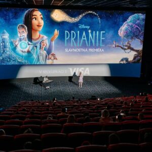 Dominika Richterová Instagram - Kamaráti, už do zajtra si môžete vychutnať novú rozprávku od @disney WISH / PRIANIE . My sme ju už v nedeľu slávnostne odprevadili na filmové plátno. Bolo to pre mňa veľmi výnimočné, krásne a hlavne emočné. Neubránila som sa slzám. A tak som si to presne vždy predstavovala! 💜 Veľmi si vážim všetkých,ktorí do mňa vložili dôveru a pomohli mi to dotiahnuť do zdarného konca. Som absolútne šťastná a vďačná za všetko čo som sa mohla naučiť. ❤️ Teraz je to už len na Vás. Nezabudnite ma označiť, keď budete v kine a napísať ako sa Vám rozprávka páčila ⭐️💜🌟💜🌟💜⭐️ #wish #wishmovie #disney #disneymusic #asha #dominikarichterova @cinemart.sk @noiseartillery