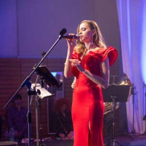 Dominika Richterová Instagram - Ďakujem za tento výnimočný zážitok, ktorý som mohla prežiť vďaka @joseph.hepner dirigentovi @vojenska_hudba_ossr . Benefičný ples čestnej stráže prezidenta SR ,bol pod záštitou našej pani prezidentky @zuzana_caputova, a bol pre mňa obrovskou výzvou a neopísateľným zážitkom. Ďakujem, že som sa mala šancu zaspievať si s úžasnými hudobnikmi z @vojenska_hudba_ossr a perfektnou speváčkou @lenkapiesova . Všetkým zo srdca ďakujem. ❤️ #vojenskahudbaossr #beneficnyples #cestnastraz #zuzanacaputovca