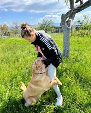 Dominika Richterová Instagram - Láska #doghugs #hug #uzjevelkac #zacinaposluchat #goldenretriever #retriever #retrieveroftheday #puppy #puppylove #retrieveroftheday #goldenretrieverpuppy