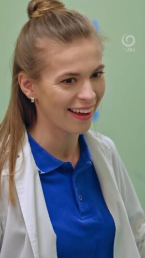 Dominika Richterová Instagram - Čo myslíte, ospravedlňuje Jakubove správanie k ženám v seriáli @nemocnica_tvjoj to, že vo svojom živote zažil veľmi neprijemné momenty?😒

#nemocnicatvjoj #tvjoj