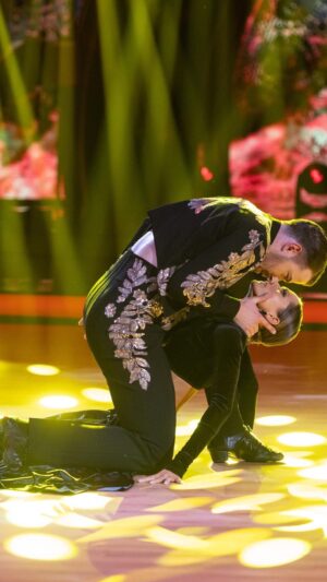 Dominika Rošková Instagram - Paso Doble - Carmina Burana

Moje obľúbené číslo tejto sezóny Let´s Dance. Tvoriť na známu skladbu Carla Orffa Carmina Burana bola pocta a výzva zároveň. S @richardautner sme poňali túto skladbu a tanec Paso doble ako ,,Toreadorov posledný rozhovor so smrťou” … Bolo to inšpirujúce. 

Aj preto ma baví spolupracovať s tak skvelými hercami a už teraz sa teším, kde nás potiahne múza a čo, vytvoríme spolu Rišom @richard_a_karin 🙏 

@letsdance.markiza 
@tvmarkizaofficial 
@bbcstrictly 

#letsdance #dance #dwts #bbcstrictly #dancelife #passion #actors #teamwork