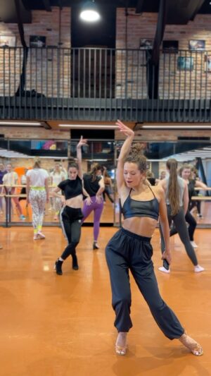 Dominika Rošková Instagram - 🪩 DANCE&TALK 💭 workshop s @dominika.roskova 💃🏻 bol včera 💥💥 ďakujeme za dokonalú energiu a už teraz sa tešíme na ďalšie zážitky s Domi. 🫶🏻✨ #timetoperform #rdsartgroup #bratislava #staremesto #feelthedance #zazitokzumenia #umenie #tanec #tanecnaskola #srdcebratislavy #staremesto
