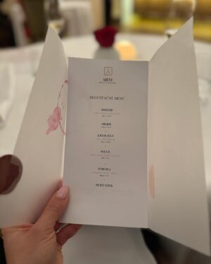 Dominika Rošková Instagram - Hľadanie pravdy alebo IN VINO VERITAS a príjemný večer s @arte.restaurant & @viajursk v podobe 8-chodovej degustačnej večere s párovaním vlastných vín v @kastielpalffy vo Svätom Jure pod vedením šéfkuchára @chef_czzajda 🙏👏👌

Minimalizmus, koncentrácia na detail, súzvuk, harmónia, inovatívnosť v súlade so znalosťou koreňov … dokonalá kuchárska choreografia🙏… 💃 💃 💃

@arte.restaurant a @kastielpalffy sú súrodencami mojej milovanej Lomnice @hotellomnica 🫶🤞Prajem Slovensku mať už svojho Michelina, je tu už niekoľko adeptov:) Držím palce obom🙏

#gasteolovers #topgastronomie #strikeapose