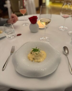 Dominika Rošková Instagram - Hľadanie pravdy alebo IN VINO VERITAS a príjemný večer s @arte.restaurant & @viajursk v podobe 8-chodovej degustačnej večere s párovaním vlastných vín v @kastielpalffy vo Svätom Jure pod vedením šéfkuchára @chef_czzajda 🙏👏👌

Minimalizmus, koncentrácia na detail, súzvuk, harmónia, inovatívnosť v súlade so znalosťou koreňov … dokonalá kuchárska choreografia🙏… 💃 💃 💃

@arte.restaurant a @kastielpalffy sú súrodencami mojej milovanej Lomnice @hotellomnica 🫶🤞Prajem Slovensku mať už svojho Michelina, je tu už niekoľko adeptov:) Držím palce obom🙏

#gasteolovers #topgastronomie #strikeapose