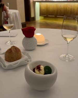 Dominika Rošková Instagram - Hľadanie pravdy alebo IN VINO VERITAS a príjemný večer s @arte.restaurant & @viajursk v podobe 8-chodovej degustačnej večere s párovaním vlastných vín v @kastielpalffy vo Svätom Jure pod vedením šéfkuchára @chef_czzajda 🙏👏👌

Minimalizmus, koncentrácia na detail, súzvuk, harmónia, inovatívnosť v súlade so znalosťou koreňov … dokonalá kuchárska choreografia🙏… 💃 💃 💃

@arte.restaurant a @kastielpalffy sú súrodencami mojej milovanej Lomnice @hotellomnica 🫶🤞Prajem Slovensku mať už svojho Michelina, je tu už niekoľko adeptov:) Držím palce obom🙏

#gasteolovers #topgastronomie #strikeapose