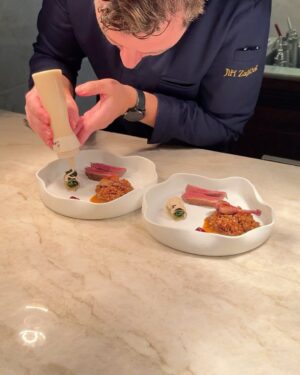 Dominika Rošková Instagram - Hľadanie pravdy alebo IN VINO VERITAS a príjemný večer s @arte.restaurant & @viajursk v podobe 8-chodovej degustačnej večere s párovaním vlastných vín v @kastielpalffy vo Svätom Jure pod vedením šéfkuchára @chef_czzajda 🙏👏👌

Minimalizmus, koncentrácia na detail, súzvuk, harmónia, inovatívnosť v súlade so znalosťou koreňov … dokonalá kuchárska choreografia🙏… 💃 💃 💃

@arte.restaurant a @kastielpalffy sú súrodencami mojej milovanej Lomnice @hotellomnica 🫶🤞Prajem Slovensku mať už svojho Michelina, je tu už niekoľko adeptov:) Držím palce obom🙏

#gasteolovers #topgastronomie #strikeapose