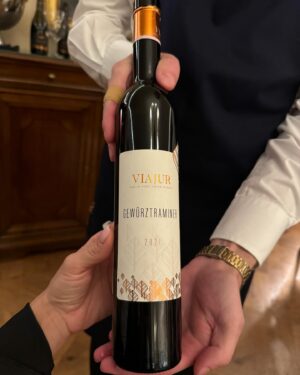 Dominika Rošková Instagram - Hľadanie pravdy alebo IN VINO VERITAS a príjemný večer s @arte.restaurant & @viajursk v podobe 8-chodovej degustačnej večere s párovaním vlastných vín v @kastielpalffy vo Svätom Jure pod vedením šéfkuchára @chef_czzajda 🙏👏👌

Minimalizmus, koncentrácia na detail, súzvuk, harmónia, inovatívnosť v súlade so znalosťou koreňov … dokonalá kuchárska choreografia🙏… 💃 💃 💃

@arte.restaurant a @kastielpalffy sú súrodencami mojej milovanej Lomnice @hotellomnica 🫶🤞Prajem Slovensku mať už svojho Michelina, je tu už niekoľko adeptov:) Držím palce obom🙏

#gasteolovers #topgastronomie #strikeapose