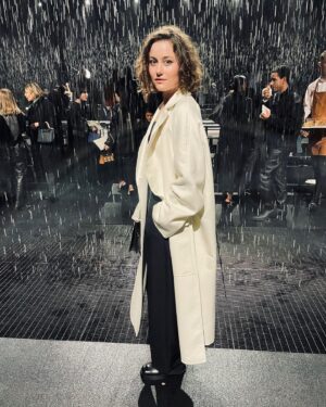 Dominique Devenport Instagram - Thank you @hermes for the invitation to the amazing show✨

Coats, Jewelry, Bag, Pants: @hermes 

@yvonneleuthard 
#parisfashionweek