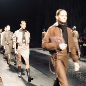 Dominique Devenport Instagram - Thank you @hermes for the invitation to the amazing show✨

Coats, Jewelry, Bag, Pants: @hermes 

@yvonneleuthard 
#parisfashionweek