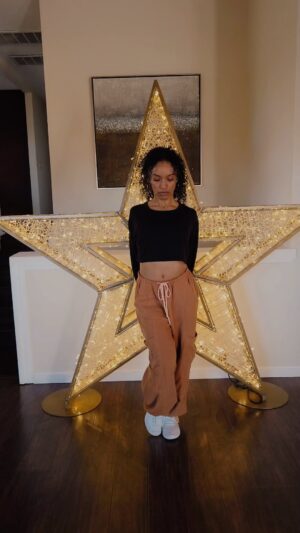 Dominique Domingo Instagram - I love dancing 🙏🏽 Living rooms or stages, doesn’t matter. But is it weird that I prefer living rooms now? 🤣 Honestly though, that’s where I fell in love with dancing and played with movement the most growing up. My living room 😌🫶🏾 

Choreography👟: @karonlynntv
Camera Queen🎥: @mandyjiroux💕