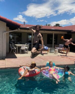Dominique Domingo Instagram - A weekend of Good Vibes in the desert with Good people🌵✨🙏🏽

#JoshuaTree #Desert #CreepyCranberryJuice #Robert #Geminis #StrawberryMoon #SpeedPuzzle #SummerTime #Poolside #Love #QualityTime