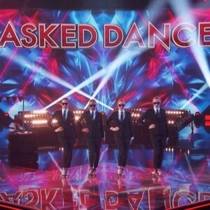 Dominique Domingo Instagram - Catch @maskedwomeninblack dancing into another episode of @maskeddancerfox TOMORROW NIGHT and see who of the remaining contestants will be your Super Six 6️⃣ #WhoIsThat #TheMaskedDancer #MaskedDancer #WomenInBlack #TheWomenInBlack

😎WIB: @tracyshibata @deirdrebarnes @tynestecklein
👟CHOREOGRAPHY: @tonygcast