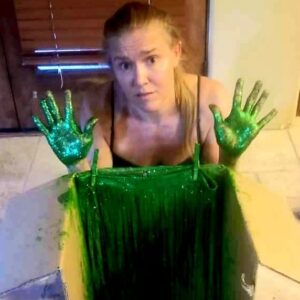 Dominique Swain Instagram - Opted to make my Halloween costume this year... 

It did not cooperate.