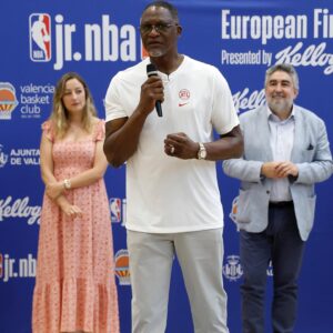 Dominique Wilkins Instagram - Valencia vibes 🤩🇪🇸 @dominiquewilkins21 

📍@JrNBA European Finals Tournament presented by @kelloggs_es 

#JrNBAInternational