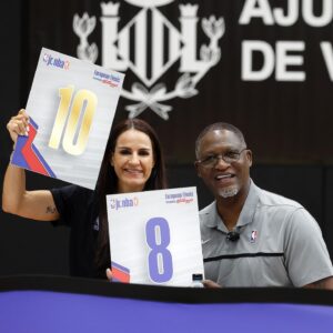 Dominique Wilkins Instagram - Valencia vibes 🤩🇪🇸 @dominiquewilkins21 

📍@JrNBA European Finals Tournament presented by @kelloggs_es 

#JrNBAInternational
