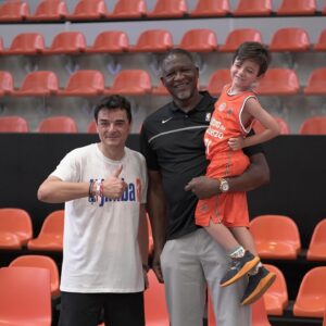 Dominique Wilkins Instagram - Valencia vibes 🤩🇪🇸 @dominiquewilkins21 

📍@JrNBA European Finals Tournament presented by @kelloggs_es 

#JrNBAInternational