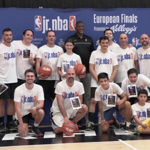 Dominique Wilkins Instagram - Valencia vibes 🤩🇪🇸 @dominiquewilkins21 

📍@JrNBA European Finals Tournament presented by @kelloggs_es 

#JrNBAInternational