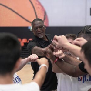 Dominique Wilkins Instagram - Valencia vibes 🤩🇪🇸 @dominiquewilkins21 

📍@JrNBA European Finals Tournament presented by @kelloggs_es 

#JrNBAInternational