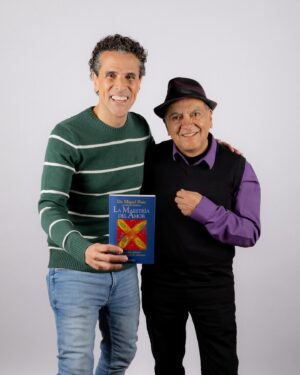 Don Miguel Ruiz Instagram - ¿Vives comparándote con otras personas?🤔 Esta frase de @donmiguelruiz es para ti:

“Cada persona es única, nunca ha habido nadie como tú, nunca va a haber nadie como tú. Al aceptarlo, ves tu propia perfección; ves que nadie se puede comparar contigo, ni tú con nadie”.💖

Tuvimos la oportunidad de hablar con el autor de Los Cuatro Acuerdos y La Maestría del Amor en un hermoso episodio sobre amor y autoestima, lleno de sabiduría milenaria.😃

¿Ya lo viste? Cuéntanos aquí abajo qué te pareció, qué lecciones fueron tus favoritas y ¡sigamos aprendiendo juntos!🤓
Si aún no lo ves, encuéntralo en el enlace de mi biografía.👆🏻

#marcoantonioregil #donmiguelruiz #crecimientopersonal #amor #amorpropio #autorespeto #amarte #reflexiones #lamaestriadelamor #pensamientos #lamaestriadelamor