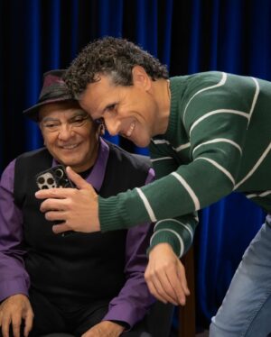 Don Miguel Ruiz Instagram - ¿Vives comparándote con otras personas?🤔 Esta frase de @donmiguelruiz es para ti:

“Cada persona es única, nunca ha habido nadie como tú, nunca va a haber nadie como tú. Al aceptarlo, ves tu propia perfección; ves que nadie se puede comparar contigo, ni tú con nadie”.💖

Tuvimos la oportunidad de hablar con el autor de Los Cuatro Acuerdos y La Maestría del Amor en un hermoso episodio sobre amor y autoestima, lleno de sabiduría milenaria.😃

¿Ya lo viste? Cuéntanos aquí abajo qué te pareció, qué lecciones fueron tus favoritas y ¡sigamos aprendiendo juntos!🤓
Si aún no lo ves, encuéntralo en el enlace de mi biografía.👆🏻

#marcoantonioregil #donmiguelruiz #crecimientopersonal #amor #amorpropio #autorespeto #amarte #reflexiones #lamaestriadelamor #pensamientos #lamaestriadelamor