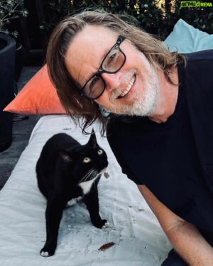 Donal Logue Instagram - 28 years between pics and (though different cats) still getting green-eyed (if not love) well...interest. Thanks @mrgregdulli for letting me hang with Pervis.