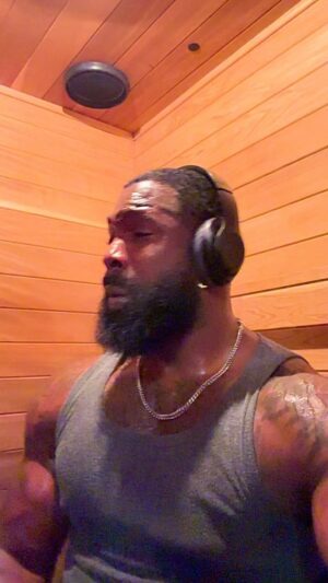 Donald Brumfield Jr. Instagram - Yall don’t understand what fellas go through first thing the morning. Its got a mind of its on top of the AM 🤦🏾‍♂️🤦🏾‍♂️😔😫😫😫😫

#igjokes #NMOL #ape-xuniverse #donbrumfield #maleactor #explorepage