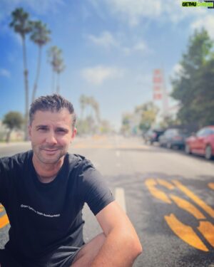 Donald Reignoux Instagram - Los Angeles 🇺🇸
Un instant après… un school bus dans le front