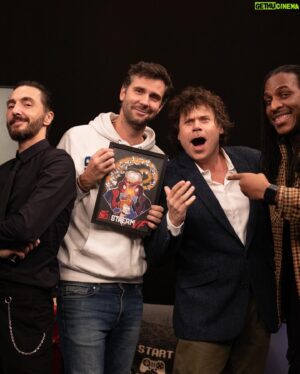 Donald Reignoux Instagram - Lundi on fêtait les 5 ans de StreamVF avec la belle brochette @lemoine1984 @gregorylerigab et @alexistomassian !

Merci pour votre soutien au fil des années ❤️