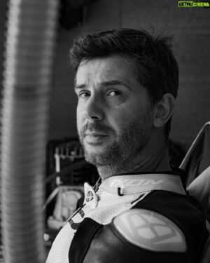 Donald Reignoux Instagram - 21 ans après un gros crash. 
Mais la passion toujours intacte. De retour sur le circuit, slider par terre.
C’était les 7h60 de @hondamotofr !
Un énorme merci pour la confiance à @honda_national_motos_fma pour l’invitation. C’était grand 😍

Et un gros big up à mon papa @rex_bolido avec qui j’ai pu partager toutes ces courses ❤️

📸 @tristan.colangelo