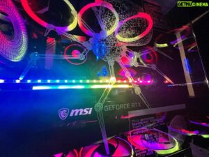 Donald Reignoux Instagram - Sur cette photo… 3 araignées. Dont une vraiment contente 🤩🕷️
Un (sublime) monstre made by @nvidiageforcefr et @cybertek.fr …