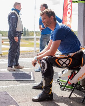 Donald Reignoux Instagram - 21 ans après un gros crash. 
Mais la passion toujours intacte. De retour sur le circuit, slider par terre.
C’était les 7h60 de @hondamotofr !
Un énorme merci pour la confiance à @honda_national_motos_fma pour l’invitation. C’était grand 😍

Et un gros big up à mon papa @rex_bolido avec qui j’ai pu partager toutes ces courses ❤️

📸 @tristan.colangelo
