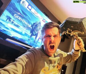 Donald Reignoux Instagram - A l’attaque de ce #godofwarragnarok ! 
Et c’est déjà une claque…