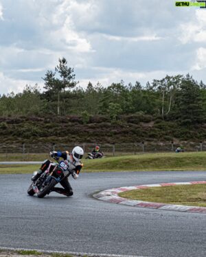 Donald Reignoux Instagram - 21 ans après un gros crash. 
Mais la passion toujours intacte. De retour sur le circuit, slider par terre.
C’était les 7h60 de @hondamotofr !
Un énorme merci pour la confiance à @honda_national_motos_fma pour l’invitation. C’était grand 😍

Et un gros big up à mon papa @rex_bolido avec qui j’ai pu partager toutes ces courses ❤️

📸 @tristan.colangelo