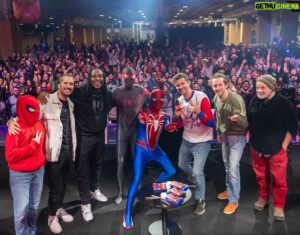 Donald Reignoux Instagram - Merci à tous pour ce moment de folie ! On l’a fait ! #StreamVF en public en direct de la @parisgamesweek !

Avec @playstationfr et @fnac_officiel!

Merci ❤️
#PGW