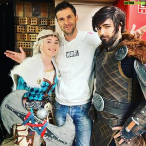 Donald Reignoux Instagram - Bon ! Plutôt… Cosplay Team1 ou Team 2 ? 😍
#dragons #spiderman chez @alittlecountryof_cinetvgeek