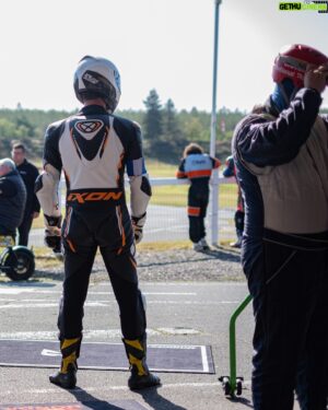 Donald Reignoux Instagram - 21 ans après un gros crash. 
Mais la passion toujours intacte. De retour sur le circuit, slider par terre.
C’était les 7h60 de @hondamotofr !
Un énorme merci pour la confiance à @honda_national_motos_fma pour l’invitation. C’était grand 😍

Et un gros big up à mon papa @rex_bolido avec qui j’ai pu partager toutes ces courses ❤️

📸 @tristan.colangelo