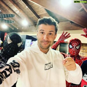Donald Reignoux Instagram - Bon ! Plutôt… Cosplay Team1 ou Team 2 ? 😍
#dragons #spiderman chez @alittlecountryof_cinetvgeek