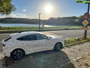 Donald Reignoux Instagram - J’adore cette caisse⚡️
Petit trip royal à Versailles avec la Reine Mach-E désignée par @lucas_beaufort ! Merci @fordfrance pour le kif