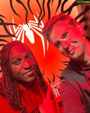 Donald Reignoux Instagram - C’était le lancement de la #pgw 
C’était Spider-Man 2
C’était avec mon @gregorylerigab 
aka Miles Morales
