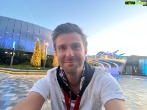 Donald Reignoux Instagram - Seul au monde . Instant privilégié avant le grand moment… StreamVF a #disneylandparis . Rien que de l’écrire c’est fou…