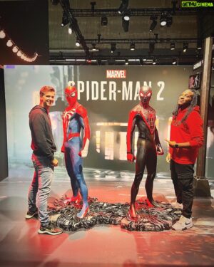 Donald Reignoux Instagram - C’était le lancement de la #pgw 
C’était Spider-Man 2
C’était avec mon @gregorylerigab 
aka Miles Morales