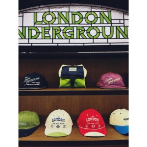 Dong Hyun-bae Instagram - 나는 런던을 다녀왔다~ @londonunderground.studio 
여러분들도 두 달안에 런던 다녀오세요~
🫵 서두르세요~~
#연무장길20_1  #londonunderground