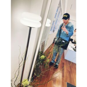 Dong Hyun-bae Instagram - 매일 매고 다녀야지~ @jamiewander_official 
1층에 에이미원더도 너무 이쁨 @amie.wander